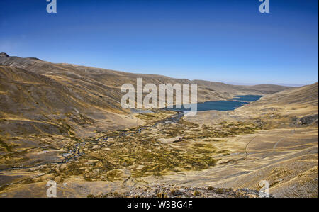 Trekking al di sopra del lago di Khara Khota (Q'ara Quta) lungo la cordigliera Real traversa, Bolivia Foto Stock