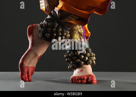 Donna indiana di eseguire Bharatanatyam danza Foto Stock