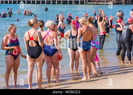 Bournemouth Dorset UK. Il 14 luglio 2019. Pier a Pier nuotata dove nuotatori coraggioso il canale inglese nuoto da Bournemouth a Boscombe piloni in 1.4 miglio acqua aperta sfida, raccolta di fondi per la BHF, British Heart Foundation. Credito: Carolyn Jenkins/Alamy Live News Foto Stock