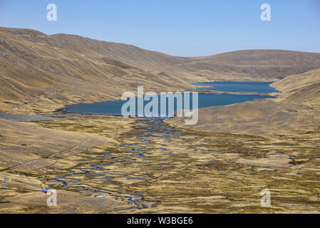 Trekking al di sopra del lago di Khara Khota (Q'ara Quta) lungo la cordigliera Real traversa, Bolivia Foto Stock