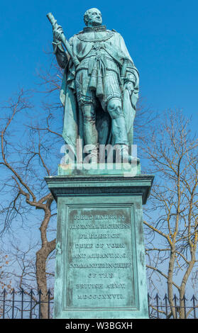 Statua e zoccolo di S.A.R. il Duca Federico di York e Albany (Esercito comandante in capo), contro un cielo blu, il castello di Esplanade, Edimburgo, Scozia, Regno Unito. Foto Stock