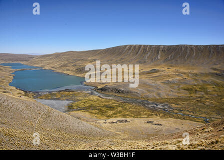 Trekking al di sopra del lago di Khara Khota (Q'ara Quta) lungo la cordigliera Real traversa, Bolivia Foto Stock
