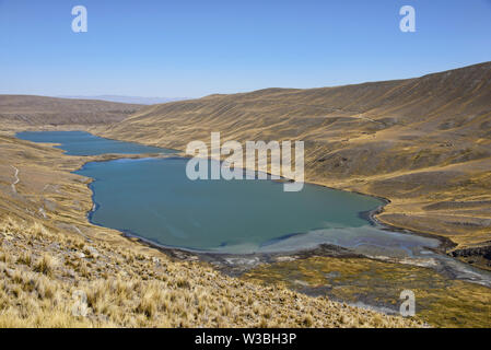 Trekking al di sopra del lago di Khara Khota (Q'ara Quta) lungo la cordigliera Real traversa, Bolivia Foto Stock