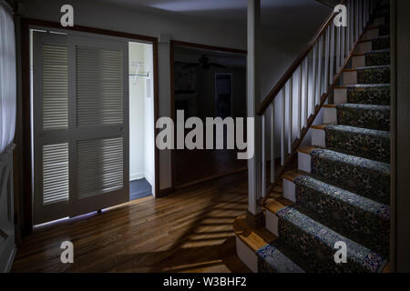 Creepy casa vuota con illuminazione soffusa Foto Stock