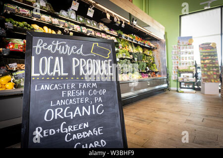 Prodotti locali Sign In Pennsylvania, USA il negozio di alimentari Foto Stock
