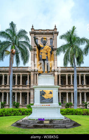 Honolulu, Hawaii , centro storico, la statua del Re Kamehameha davanti l'Iolani Hale palace Foto Stock