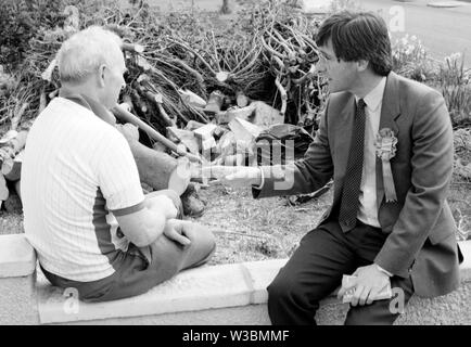 Asta Richards politico conservatore di campagna elettorale in Barry South Wales, durante il 1989 di elezione per la Vale of Glamorgan. Asta Richards è morto il 13 luglio 2019. Foto Stock