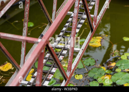 Ponte su un laghetto è il modello ferroviario in giardino in Burbage, Wiltshire, Regno Unito Foto Stock