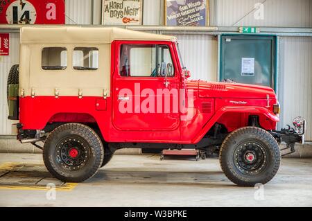 Rosso classico Toyota Land Crusier in officina a Autofest, Winchester Auto fienile, Sutton Scotney, Hampshire, Regno Unito Foto Stock