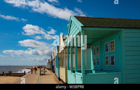 Cabine mare, lungomare, estate, Suffolk Foto Stock