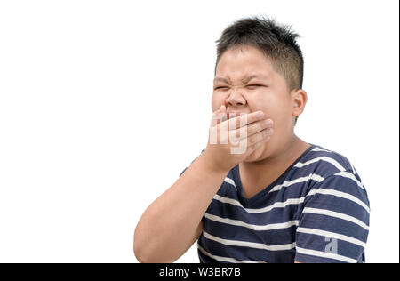 Una stanca obesi fat boy sbadigli isolato su sfondo bianco con copia spazio, concetto sano Foto Stock