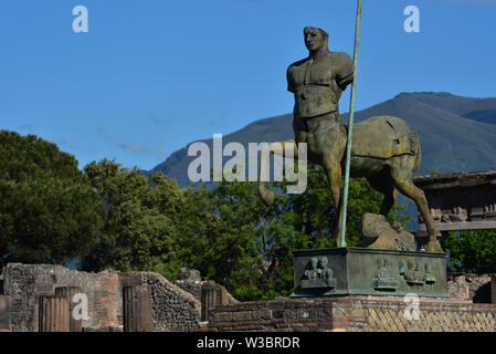 Il bronzo arte scultura "Centauro' dall'artista polacco Igor Mitorja nel Forum, Pompei, Italia, Europa. Foto Stock