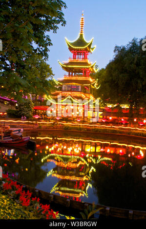 I Giardini di Tivoli, è un parco di divertimento e piacere giardino di Copenhagen, Danimarca. Si è aperto nel mese di agosto 15, 1843 ed è uno dei più antichi del suo genere. Foto Stock