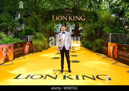 Billy Eichner frequentando il Disney's The Lion King Premiere europeo tenutosi nel quadrato di Leicester, Londra. Foto Stock