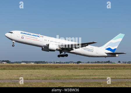 Il portoghese EuroAtlantic Airways Boeing 767-300 con registrazione CN-TSV tenendo fuori pista 36L (Polderbaan) dell'aeroporto di Amsterdam Schiphol. Foto Stock