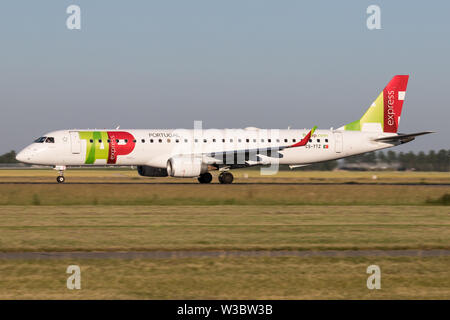 Toccare portoghese Express Embraer ERJ-195 con registrazione CS-TTZ in decollo rotolare sulla pista 36L (Polderbaan) dell'aeroporto di Amsterdam Schiphol. Foto Stock