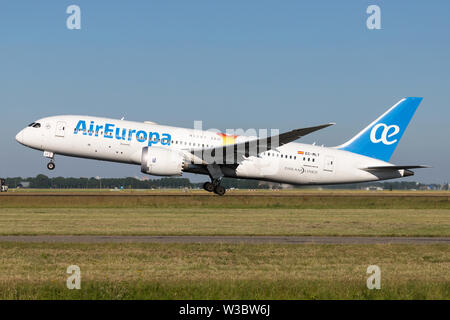 Lo spagnolo di Air Europa 787-8 Boeing Dreamliner con registrazione CE-MLT tenendo fuori pista 36L (Polderbaan) dell'aeroporto di Amsterdam Schiphol. Foto Stock