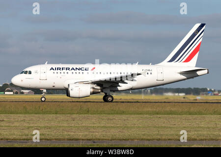 Francese Air France Airbus A318-100 con registrazione F-GUGJ in decollo rotolare sulla pista 36L (Polderbaan) dell'aeroporto di Amsterdam Schiphol. Foto Stock