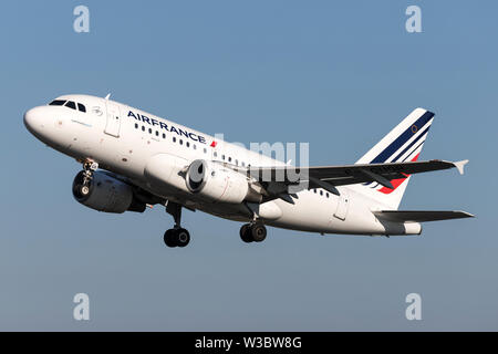 Francese Air France Airbus A318-100 con registrazione F-GUGR appena airborne all'Aeroporto di Amsterdam Schiphol. Foto Stock