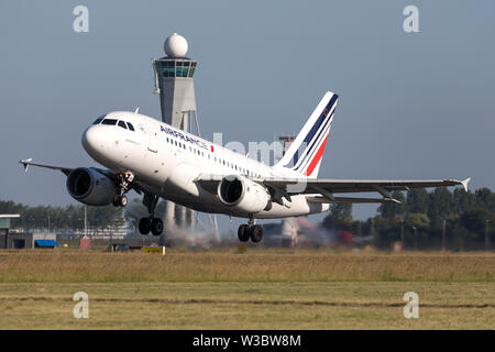 Francese Air France Airbus A318-100 con registrazione F-GUGR tenendo fuori pista 36L (Polderbaan) dell'aeroporto di Amsterdam Schiphol. Foto Stock