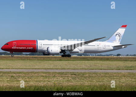 Norwegian Air UK Boeing Dreamliner 787-9 con registrazione G-CKWE in decollo rotolare sulla pista 36L (Polderbaan) dell'aeroporto di Amsterdam Schiphol. Foto Stock