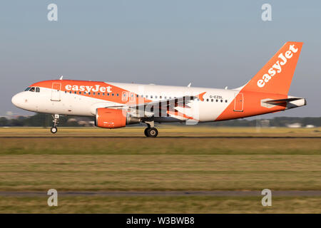 British easyJet Airbus A319-100 con registrazione G-EZDL in decollo rotolare sulla pista 36L (Polderbaan) dell'aeroporto di Amsterdam Schiphol. Foto Stock