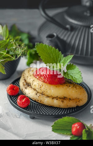 Il formaggio halloumi con le fragole. Alimentazione non convenzionale di formaggio halloumi. Azienda prodotto naturale. Foto Stock