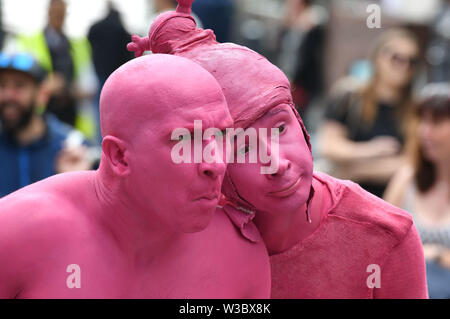 Gli artisti di strada si mescolano con i membri del pubblico nell'area Bullring di Birmingham. Gli spettacoli facevano parte dell'annuale Summer in Southside Arts Festival. Foto Stock