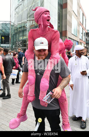 Gli artisti di strada si mescolano con i membri del pubblico nell'area Bullring di Birmingham. Gli spettacoli facevano parte dell'annuale Summer in Southside Arts Festival. Foto Stock