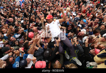 Driver Mercedes Lewis Hamilton celebra la vittoria durante il Gran Premio di Gran Bretagna a Silverstone, Towcester. Foto Stock