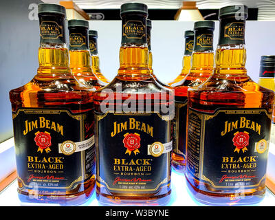 Bottiglie di Jim Beam, extra nero invecchiati bourbon con 43% di alcol sul display. Jim Beam è una marca di whiskey Bourbon prodotte in Clermont, Kentucky. Ista Foto Stock