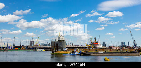 Logistica. Enormi gru e contenitori, vista panoramica del porto internazionale di Rotterdam Paesi Bassi, soleggiata giornata estiva, banner Foto Stock