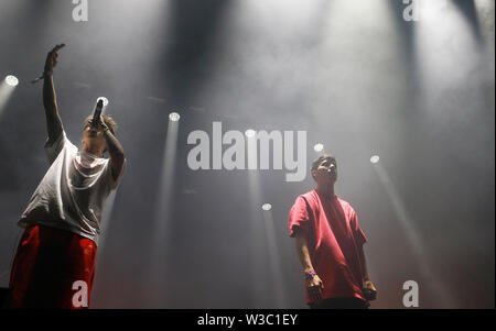 Ayax y Prok fratelli rap cantanti esibirsi dal vivo durante il loro show in Mallorca Live Festival 2019 Foto Stock