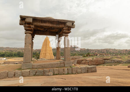 Virupaksha tempio indù gopuram attraverso il Mandapa e rovine, Hampi, India Foto Stock