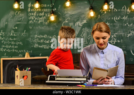 Conferenza degli studenti in soppalco interno spazio coworking utilizzando dispositivi digitali e wifi, il tutor deve credere che le cose possono essere modificate attraverso l'azione, Foto Stock