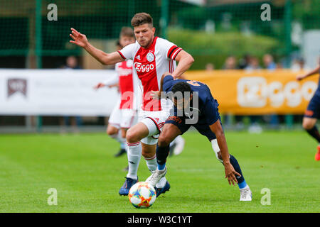 Bramberg Am Wildkogel, Austria. 14 Luglio, 2019. BRAMBERG AM WILDKOGEL, 14-07-2019, Ajax - Istanbul Basaksehir, International partita amichevole per la stagione 2019-2020. Istanbul Basaksehir player Gael Clichy (R) e lettore di Ajax Klaas Jan Huntelaar (L) durante il gioco Ajax - Istanbul Basaksehir. Credito: Pro scatti/Alamy Live News Foto Stock