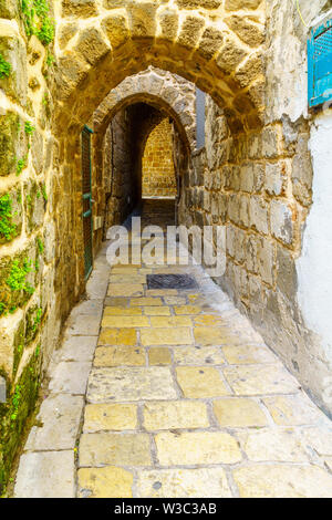 Scorcio di un vicolo nella vecchia città di Acri (Akko), Israele Foto Stock