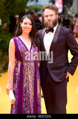 Seth Rogen e Lauren Miller frequentando il Disney's The Lion King Premiere europeo tenutosi nel quadrato di Leicester, Londra. Foto Stock