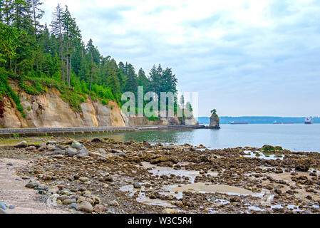 Vista la Siwash Rock prese a Stanley Park seawall trail in Vancouver, BC Foto Stock