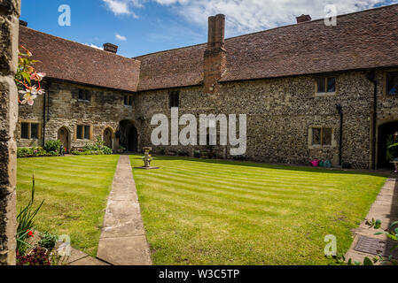 Il nuovo Collegio di Cobham, un tempo casa per sacerdoti secolari, e ora che agiscono come gli ospizi di carità, Cobham, England, Regno Unito Foto Stock