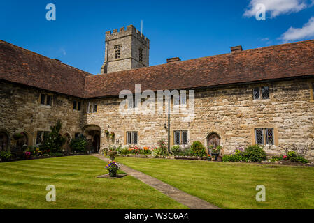 Il nuovo Collegio di Cobham, un tempo casa per sacerdoti secolari, e ora che agiscono come gli ospizi di carità, Cobham, England, Regno Unito Foto Stock