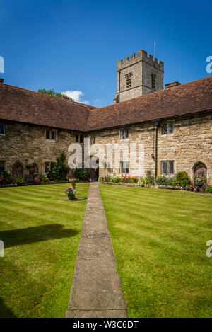 Il nuovo Collegio di Cobham, un tempo casa per sacerdoti secolari, e ora che agiscono come gli ospizi di carità, Cobham, England, Regno Unito Foto Stock