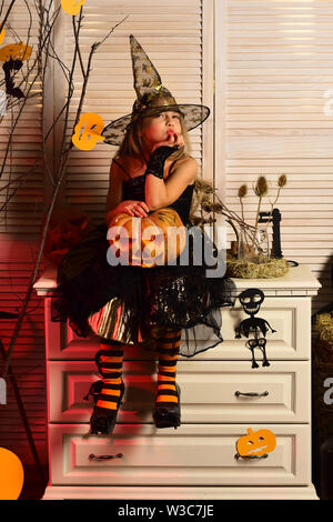 Bambina fantasticando su halloween, l'immaginazione. Bambina fancy un sogno su Halloween. Creative e brillante fantasia. Immaginate di volare su Foto Stock