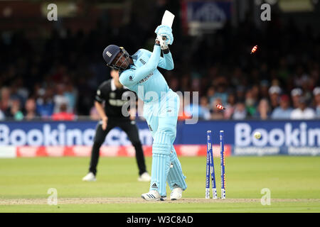 L'Inghilterra del Jofra Archer in azione durante l'ICC finale di Coppa del Mondo a Lord's, Londra. Foto Stock