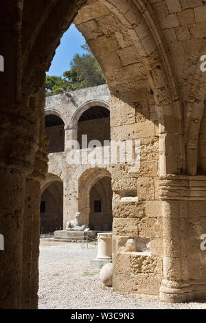 Rodi città vecchia - Ospedale dei Cavalieri di San Giovanni, il medioevale aperto arcade. Attualmente il museo archeologico. Isole dodecanesi, Grecia Foto Stock