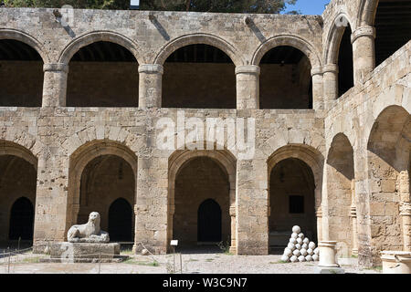 Rodi città vecchia - Museo Archeologico, vecchio ospedale dei Cavalieri. Cortile circondato da gallerie, statua di Lion e pile di palle di cannone. Ministero della difesa Foto Stock