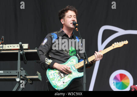 Glasgow, Scotland, Regno Unito. Il 14 luglio 2019. Migliaia di spettatori si è rivelato il terzo giorno del TRNSMT music festival che si tiene a Glasgow Green parco pubblico nel centro di Glasgow. La capacità "vendere fuori' folla sono stati intrattenuti da molti famosi gruppi musicali e cantanti compresi i wombats mostrato qui. Credito: Findlay/Alamy Live News Foto Stock