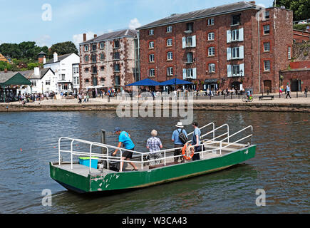 La human powered mozziconi prendendo il traghetto passeggeri attraverso il fiume exe in Exeter Devon, Inghilterra, Regno Unito Foto Stock
