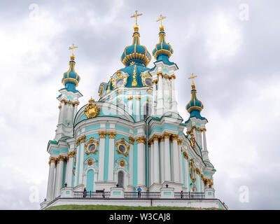 KIEV, UCRAINA-luglio 11, 2019: Sant'Andrea La chiesa si trova in cima alla discesa Andriyivskyy Foto Stock