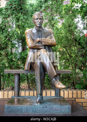 KIEV, UCRAINA-luglio 11, 2019: Monumento a Mikhail Bulgakov da Nikolai Rapai Foto Stock